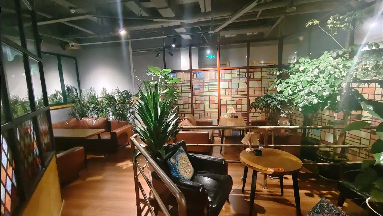 (转让)位置在城中心夜郎街园林三楼，地理位置好，人流量大