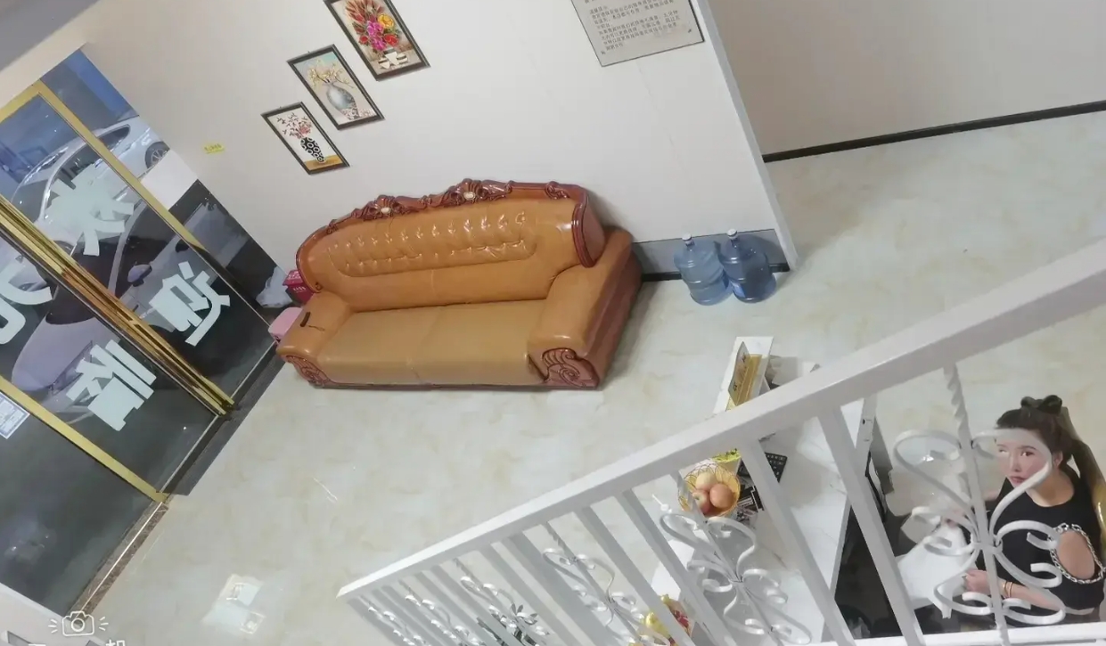 (转让)去年全新装修，环境可以。临街门面。