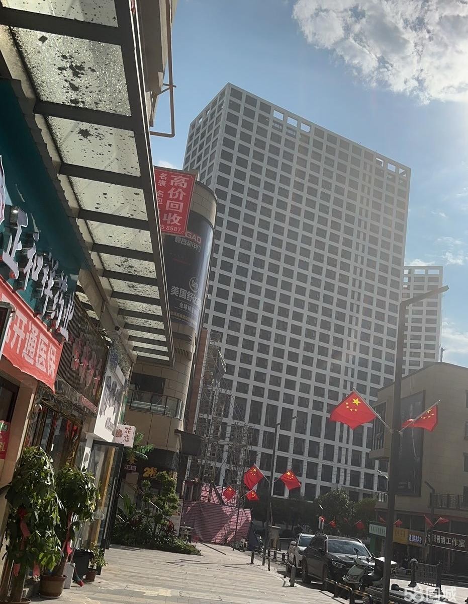 (转让)位于国酒城六期太古荟小区门口,临街商铺