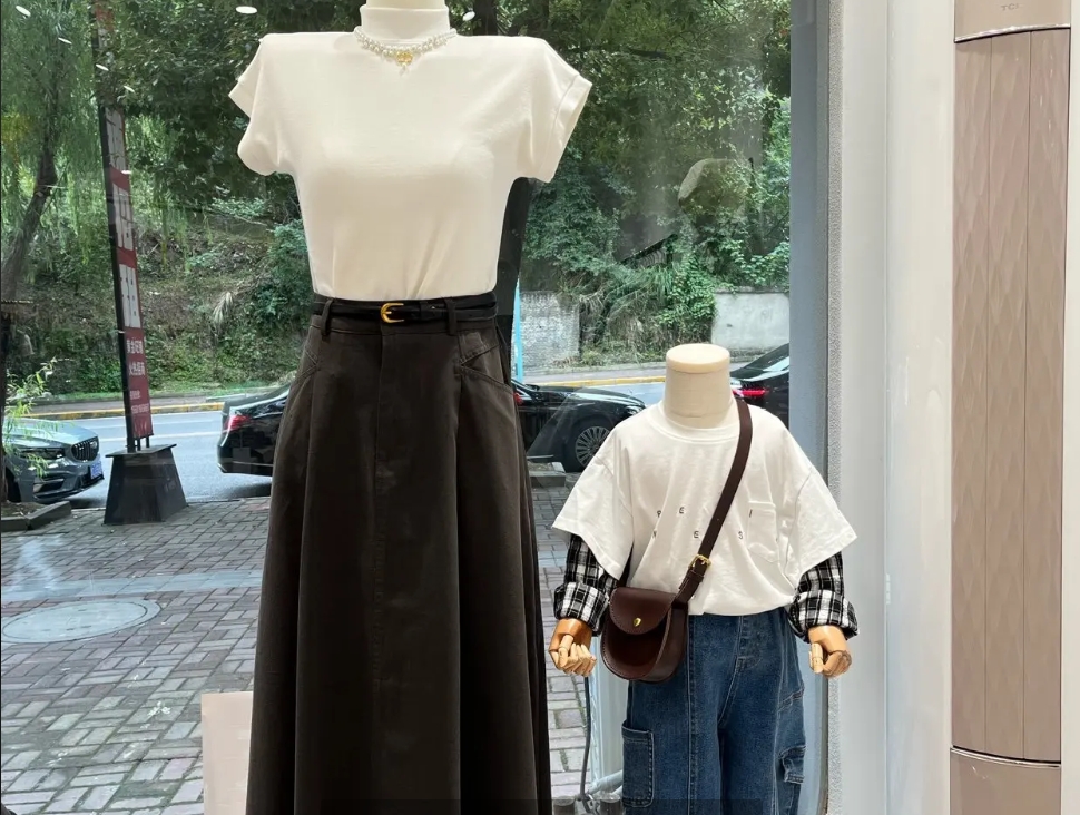 (转让)新精装修服装店,状态。接手可经营