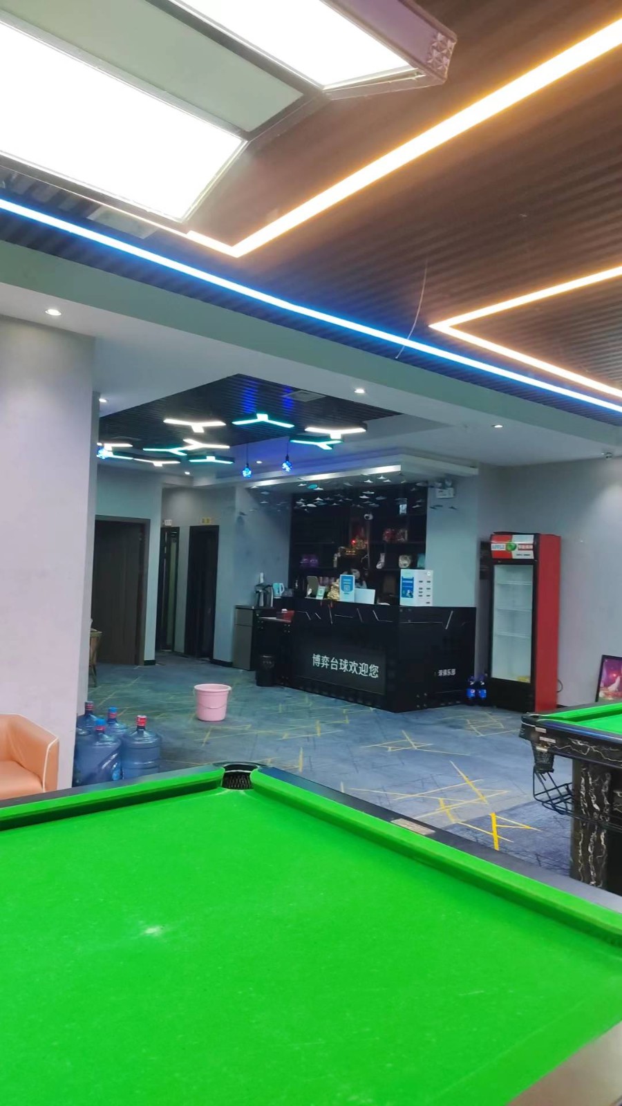 位置居中，附近酒公司很多