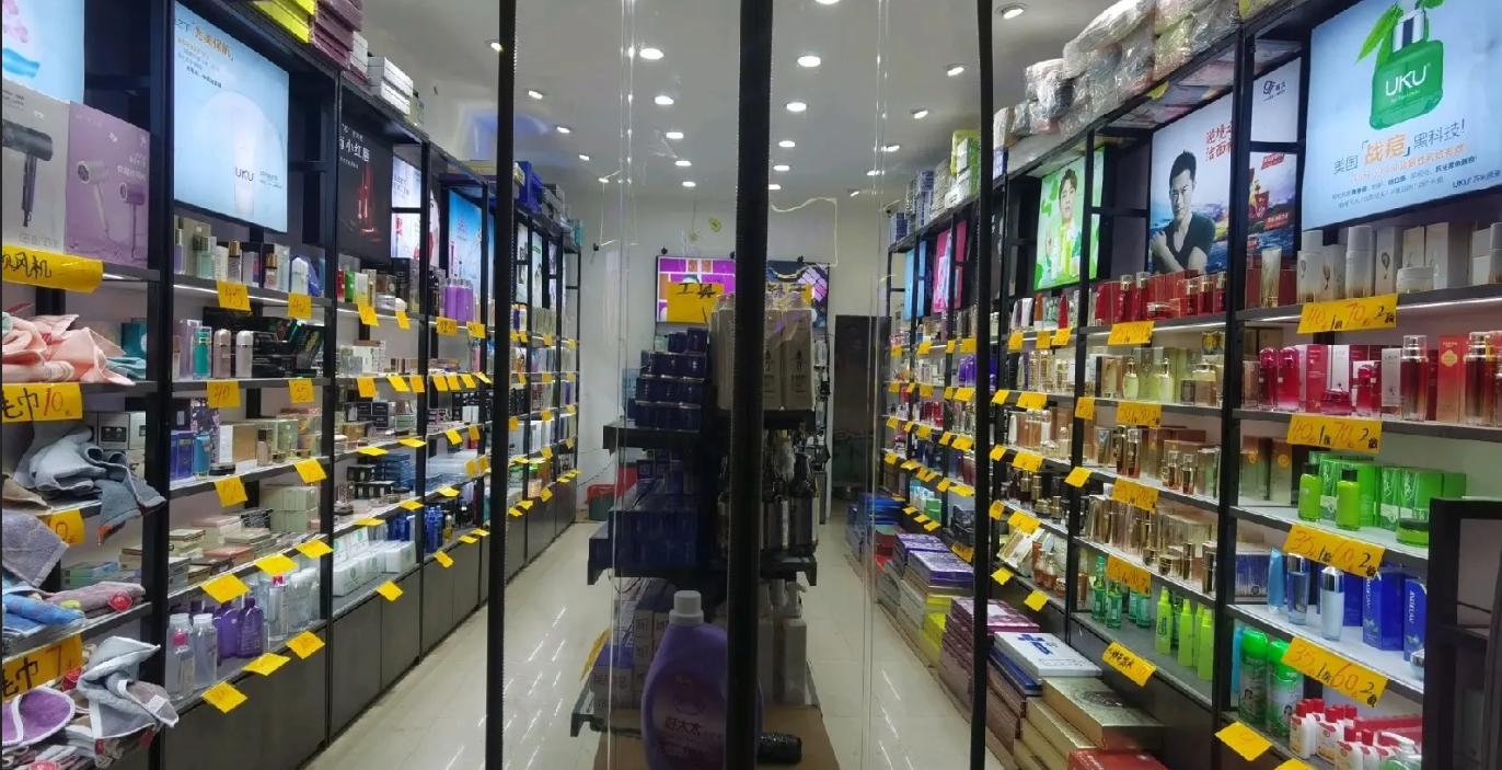 (转让)街心花园背街35平化妆品店转让，转让费面议