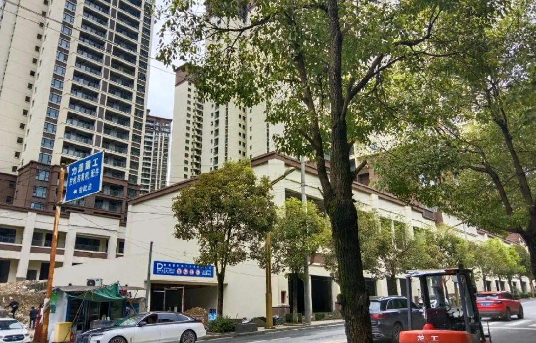 (转让)临街商铺，人流量广，位居街道正中，前后客源稳定