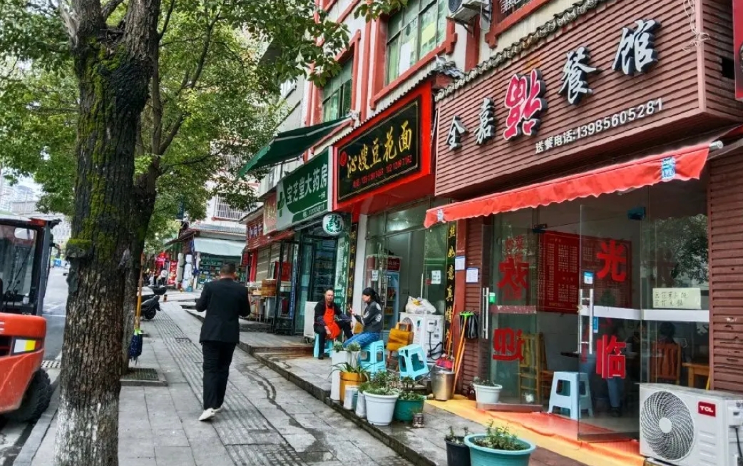 (转让)临街商铺，人流量广，位居街道正中，前后客源稳定