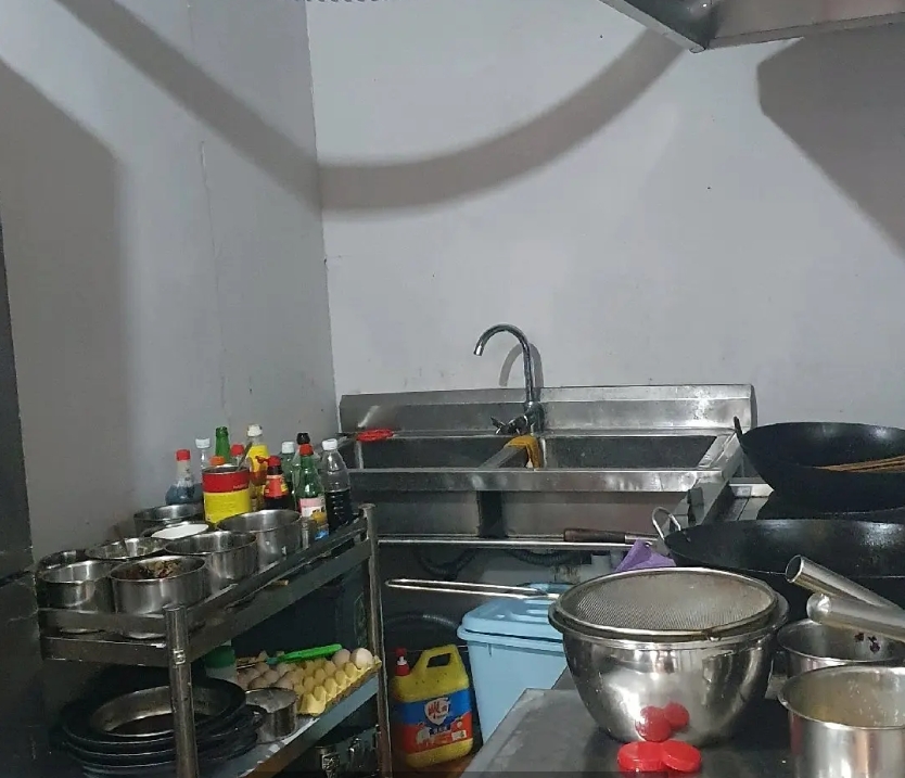 (转让)设备齐全，接手就能营业，剩余房租加设备一起转让，价格低