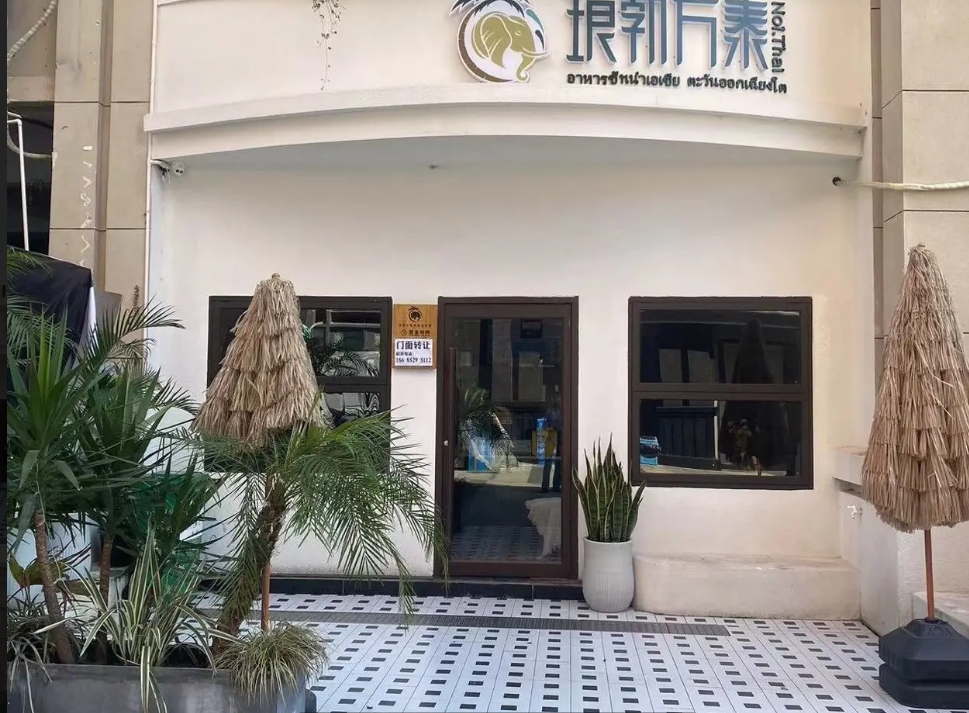 (转让)美食街正中间、靠近商场进出口、门口有三十平外摆区、接手就营业