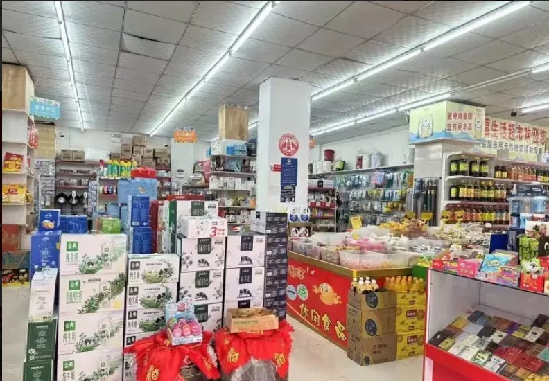 (转让)小区中央位置，设备设施齐全。