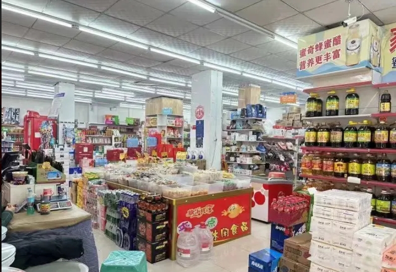 (转让)小区中央位置，设备设施齐全。