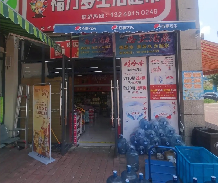 (转让)祥龙御府正大门口，对面就是体育馆，带菜乌驿站和桶装水
