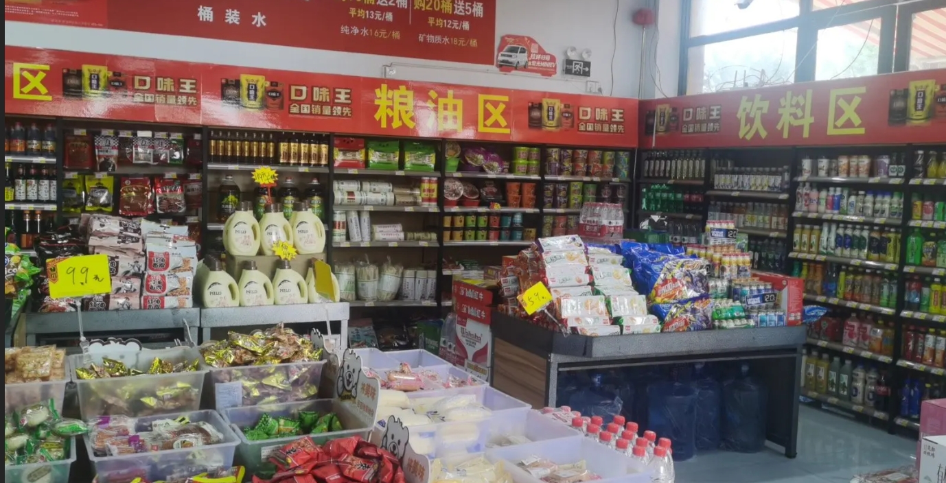 (转让)祥龙御府正大门口，对面就是体育馆，带菜乌驿站和桶装水