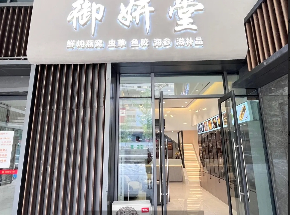 (转让)就在商场入口大门口装修轻奢全新因为家里有事无法做生意