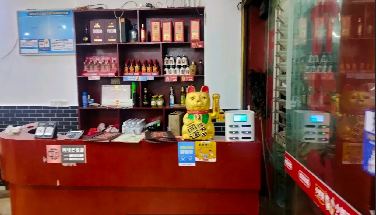 (转让)餐饮转让，两间包房，大厅八张桌子