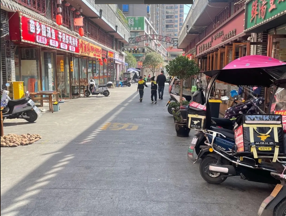 (转让)美食一条街内，双门头、经营中门面转让