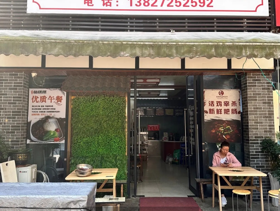 (转让)位置优越小区出口，写字楼旁一百米停车位,接手可经营