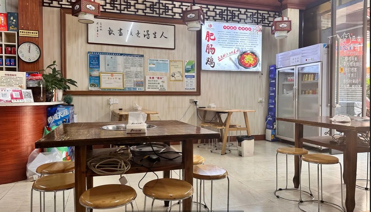 (转让)位置优越小区出口，写字楼旁一百米停车位,接手可经营