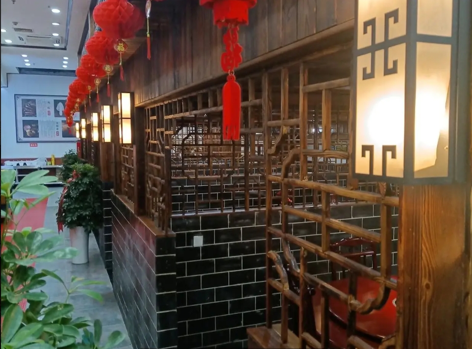 (转让)临街商铺，停车方便，包房阁楼雅间卡座设备齐全。