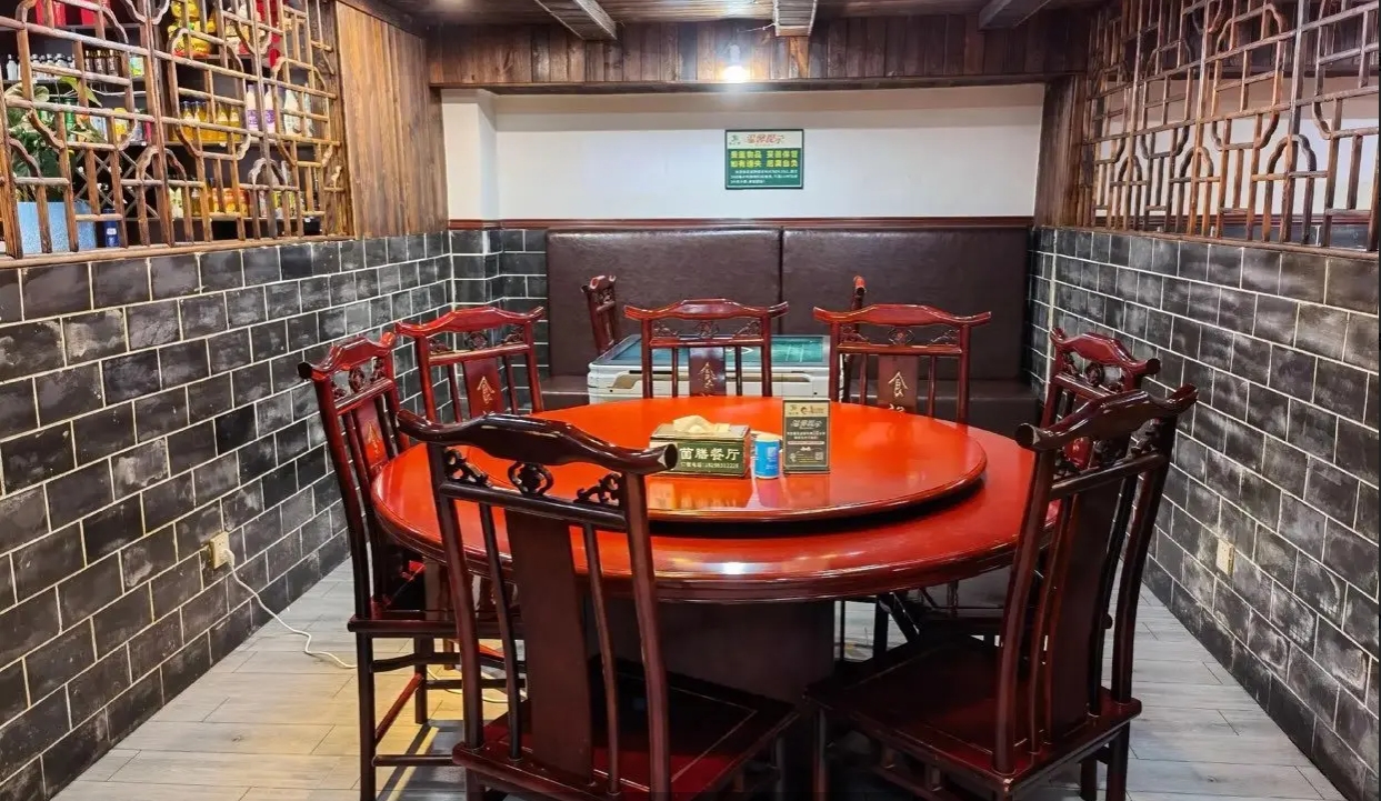 (转让)临街商铺，停车方便，包房阁楼雅间卡座设备齐全。