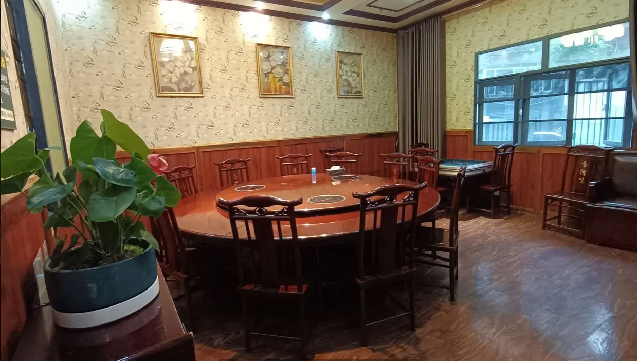 (转让)临街商铺，停车方便，包房阁楼雅间卡座设备齐全。