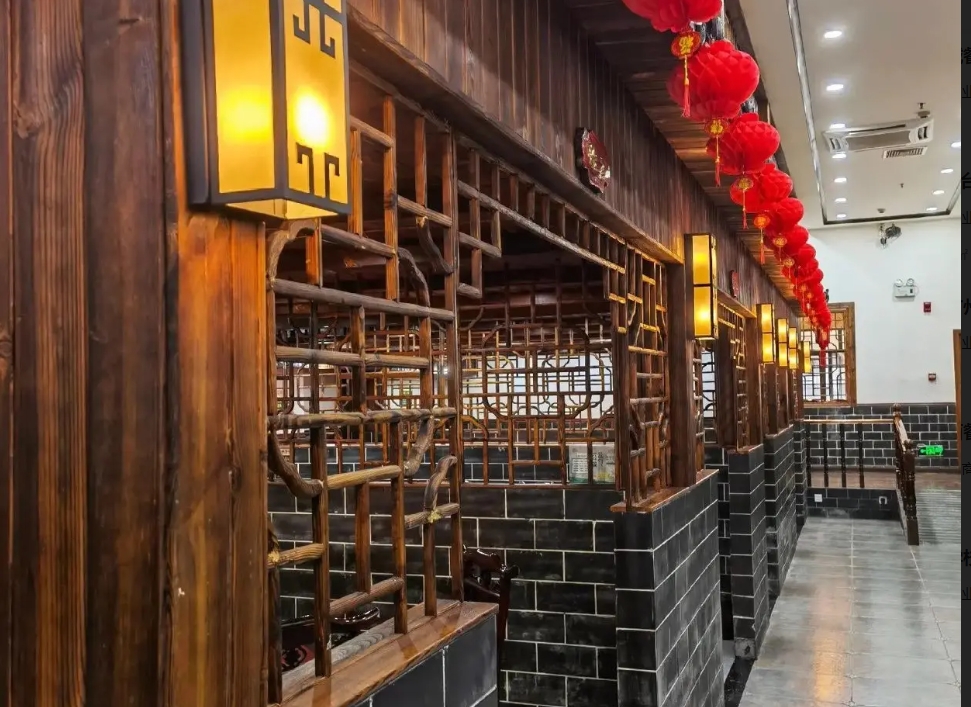 (转让)临街商铺，停车方便，包房阁楼雅间卡座设备齐全。