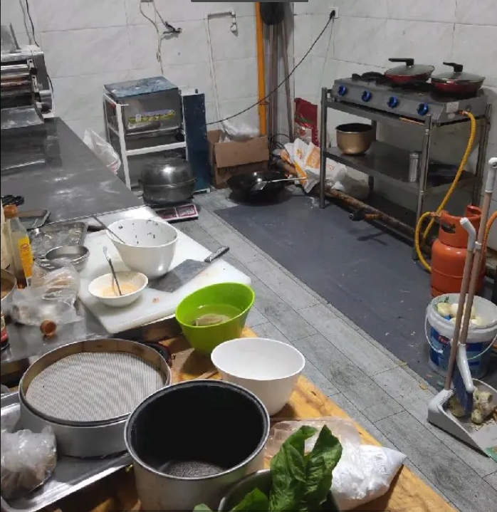(转让)临街门店，楼.上幼儿园，左边超市，旁边小区大门口