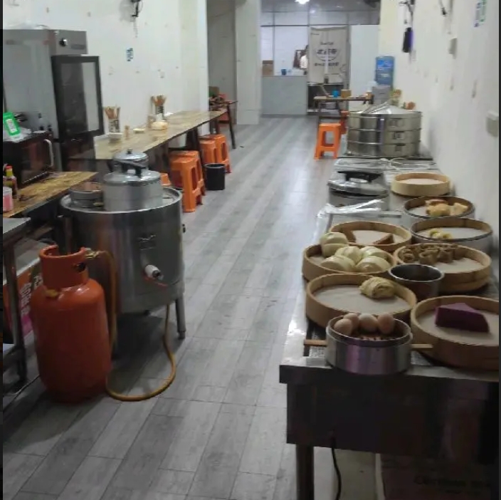 (转让)临街门店，楼.上幼儿园，左边超市，旁边小区大门口