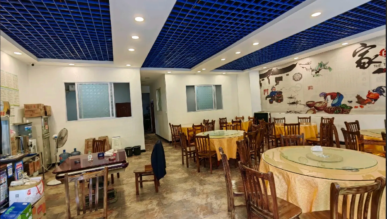 (转让)店铺宽敞明亮整洁。有包房三间，才装修,新麻将机。