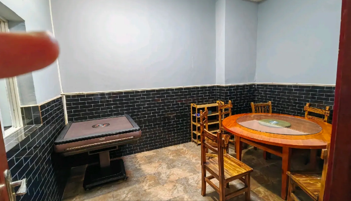 (转让)店铺宽敞明亮整洁。有包房三间，才装修,新麻将机。