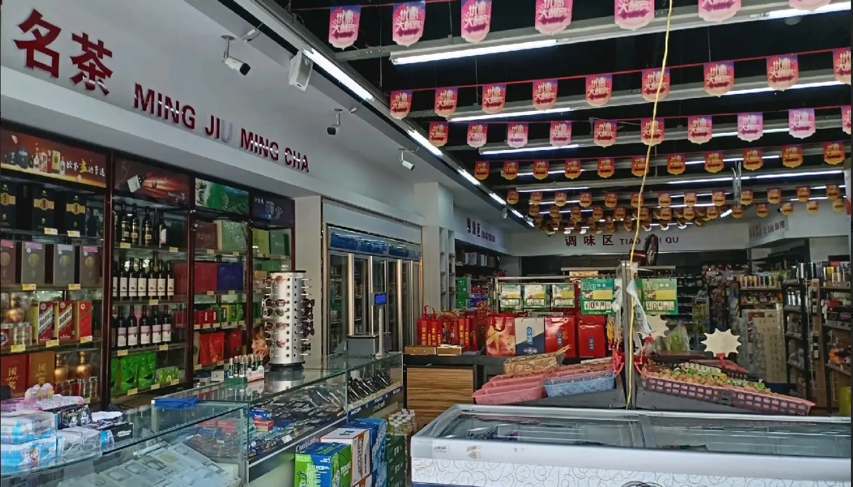 (转让)本店位于小区出口,人流量大,租金便宜。