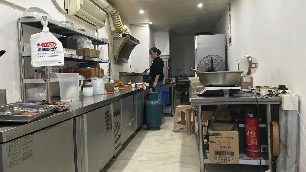(转让)临街旺铺，人流量大，营业中