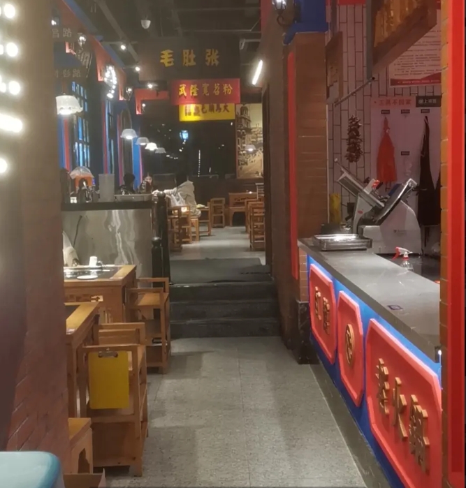 (转让)香榭后门火锅店转让，房租便宜的，门面方正，位置。