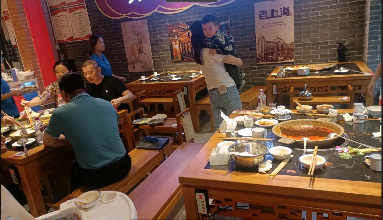 (转让)香榭后门火锅店转让，房租便宜的，门面方正，位置。