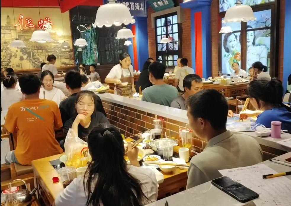 (转让)香榭后门火锅店转让，房租便宜的，门面方正，位置。