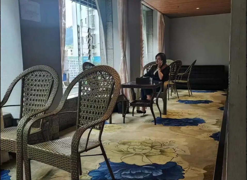 (转让)旁边就是独立停车场、价格便宜、手续齐全、接手就可以经营