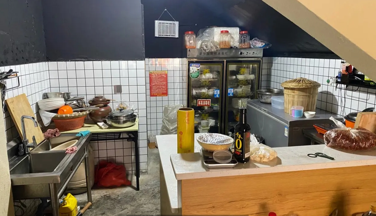 (转让)本店位于.上海路与香港路大十字临街门面，整体转让