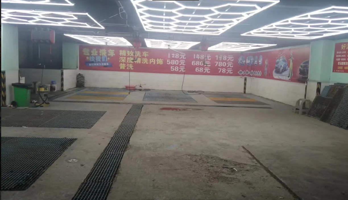 (转让)市中心繁华小区拐角处，洗车场转让，门口可以停车，