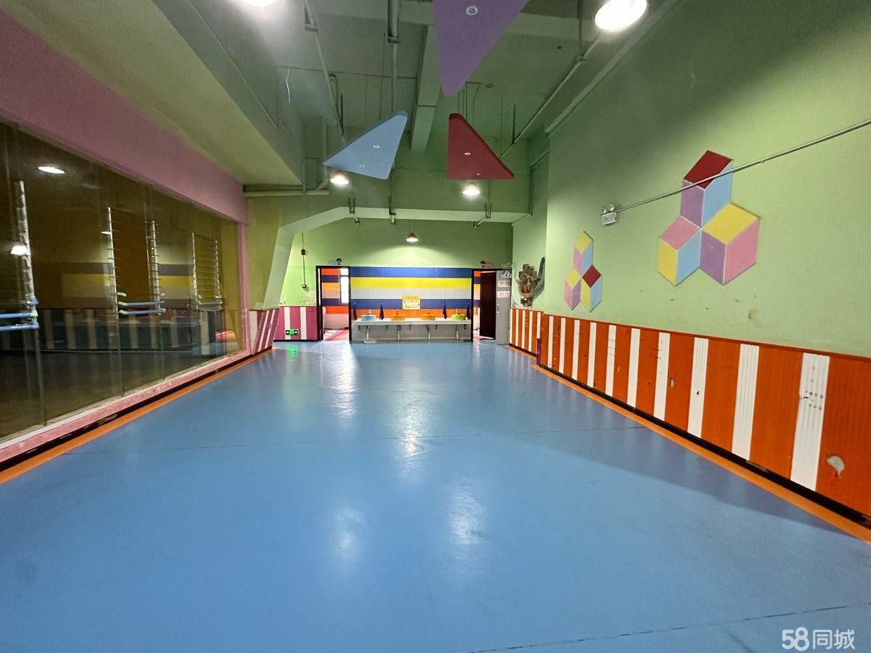 (转让》位于马家湾水果市场对面，临街商铺，交通便利