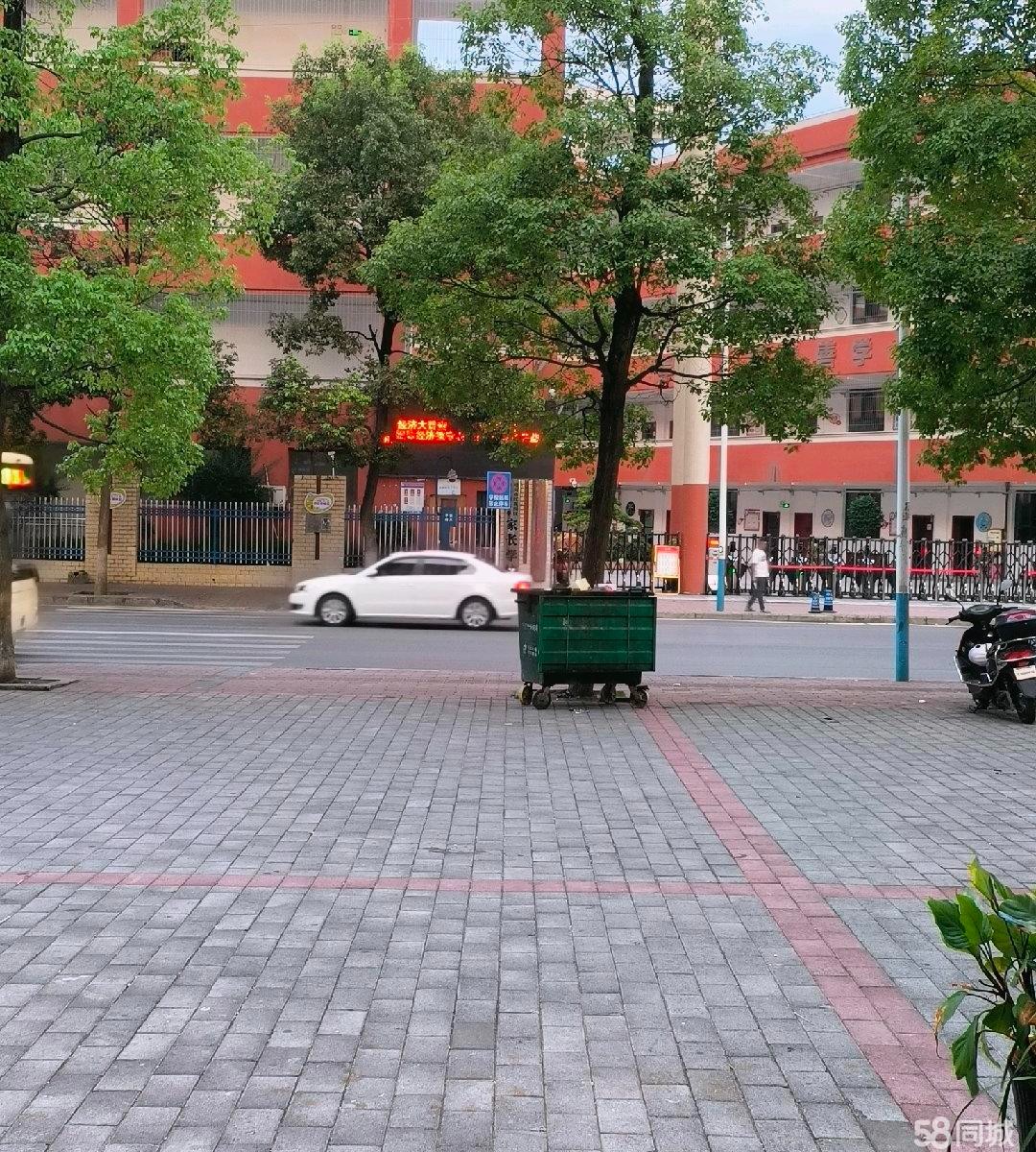 (转让)东欣彩虹城花店转让，设备齐全，可空转可整转
