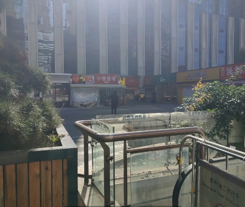 (转让)门面位置好，就在广场进出口，转让包含房租和押金
