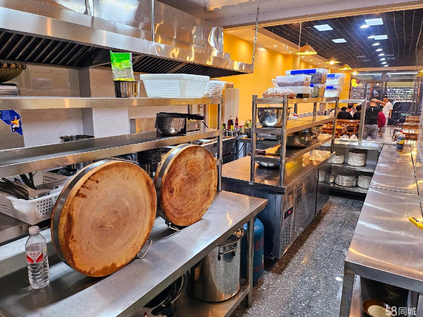 (转让)店内180平，大厅桌子15张，带麻将机包房两间，设备齐全