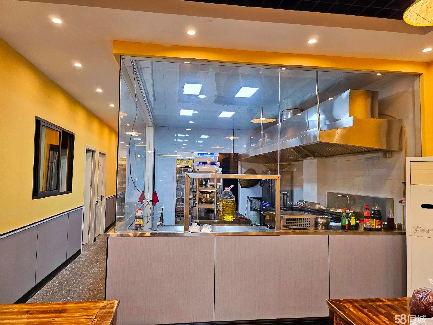 (转让)店内180平，大厅桌子15张，带麻将机包房两间，设备齐全