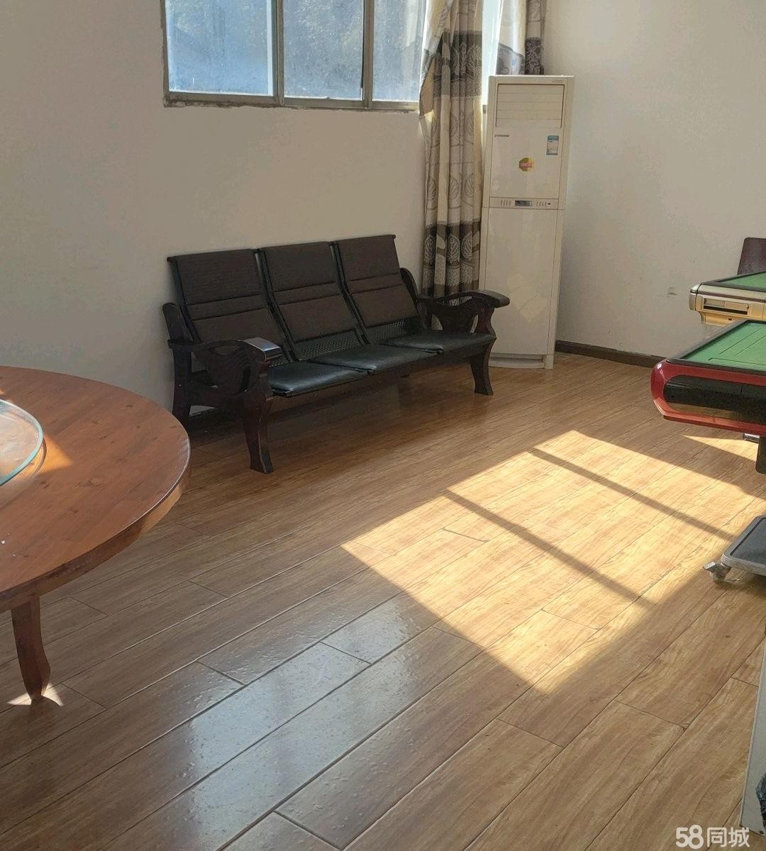 (转让)使用面积近2000平方。现在接手送三月份预定酒席正餐40桌。