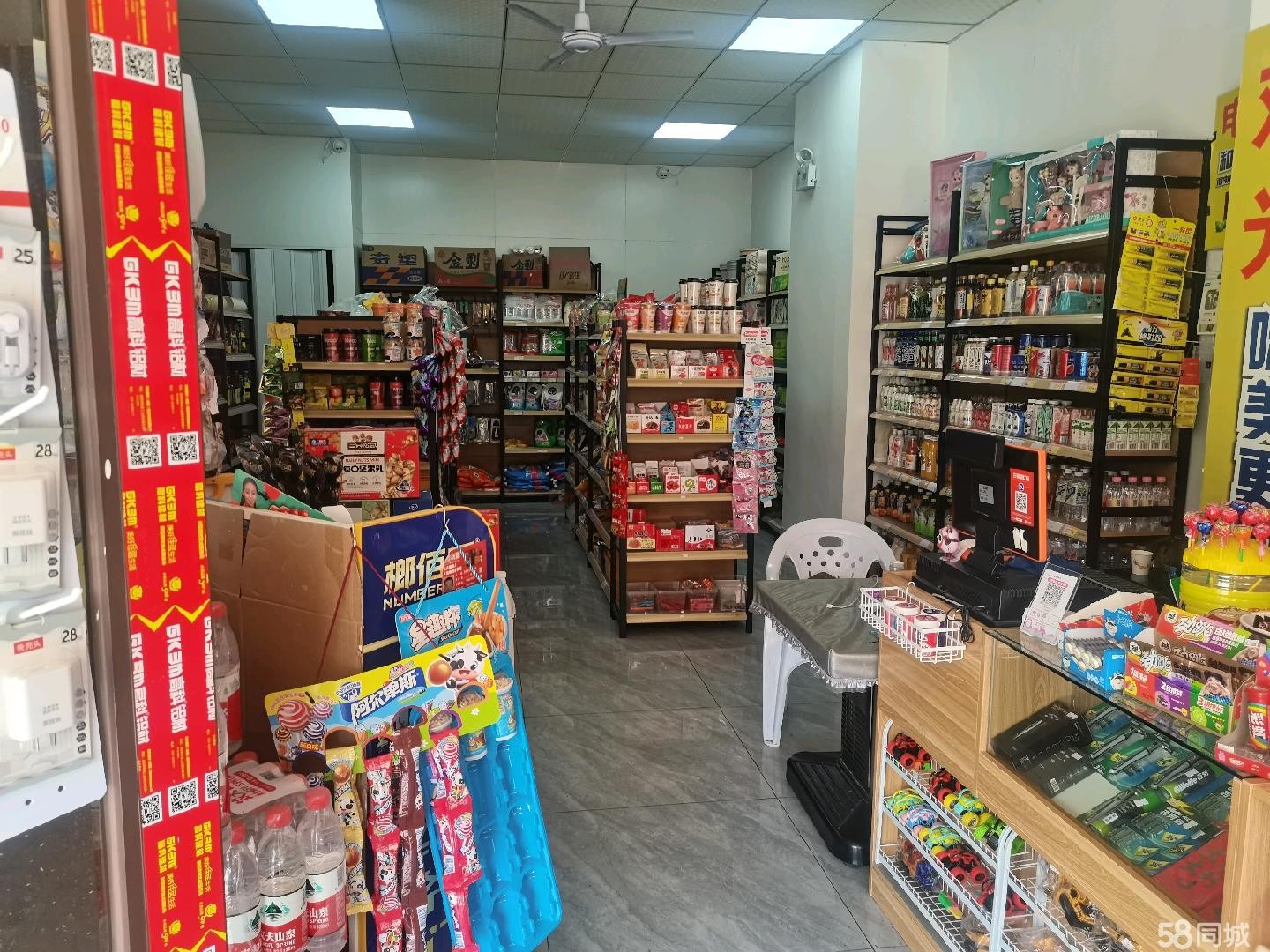 （转让）便利店转让，小区正大门间，地理位置优越，客源稳定。