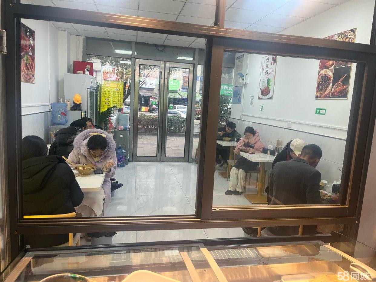 (转让)层高6米，转让费包含6个月房租和技术和餐饮设备