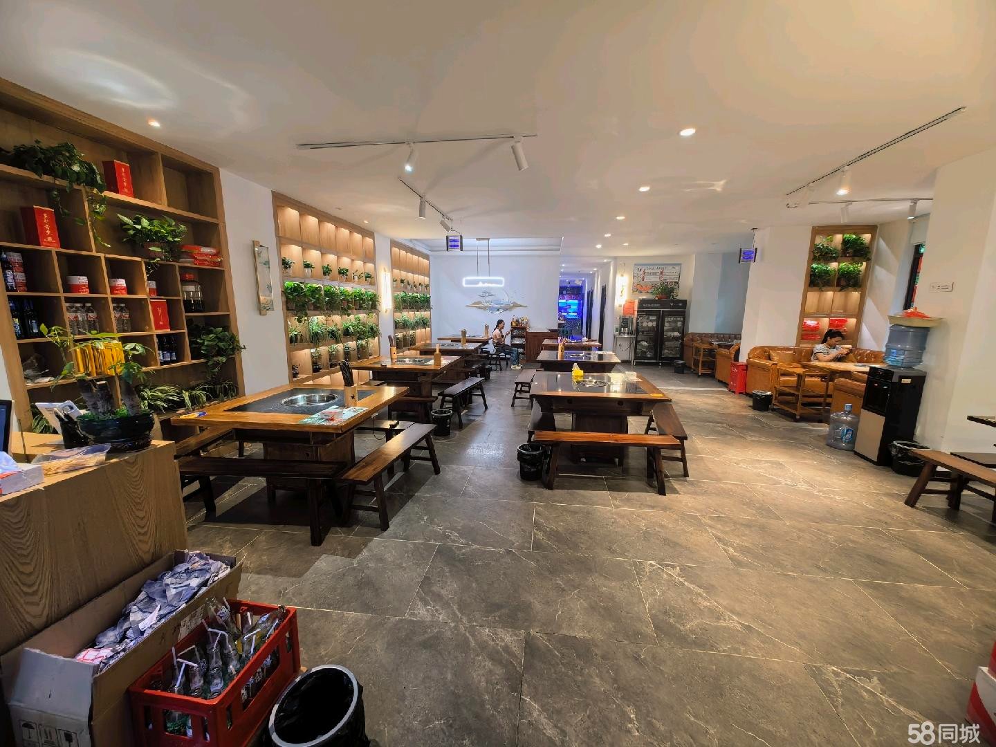 (转让）六个包房，大厅10张大桌，因在附近还有一家店，现转出一家