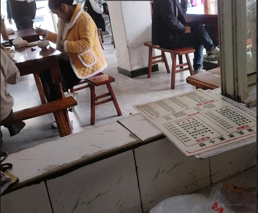 (转让)十年老店，客源不愁，含楼上有两套三室住房