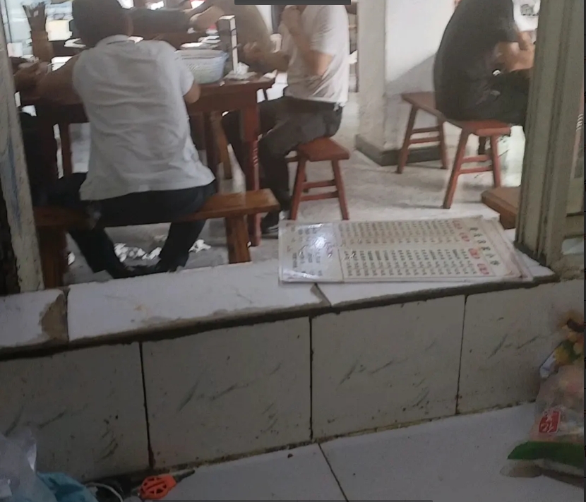 (转让)十年老店，客源不愁，含楼上有两套三室住房