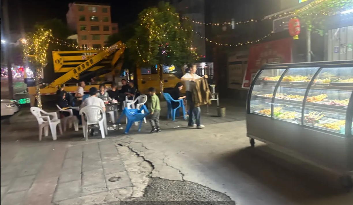 (转让)临街门面，停车非常的方便，老顾客很多