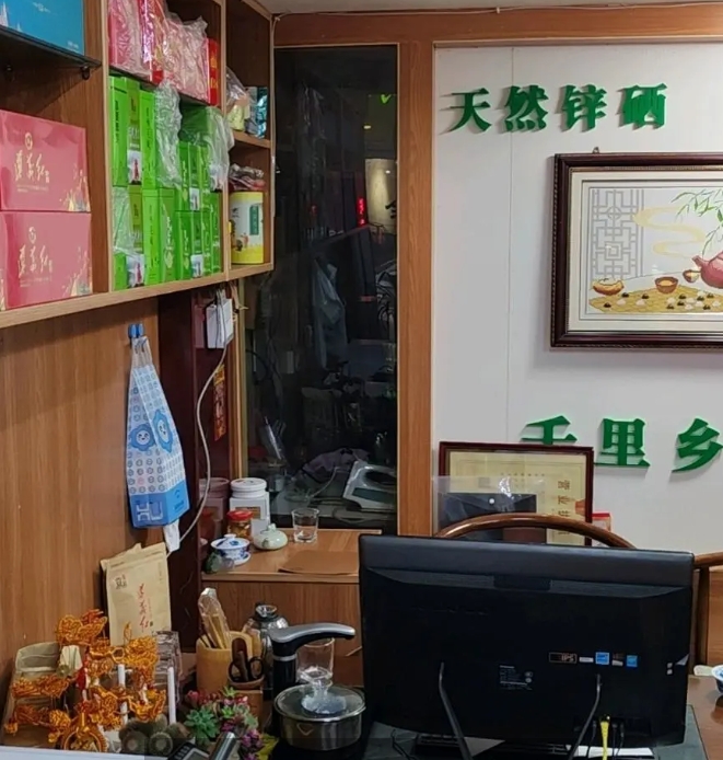 (转让)门店处于茶叶街首，位置优越，店面敞亮，茶叶店整体低价转让
