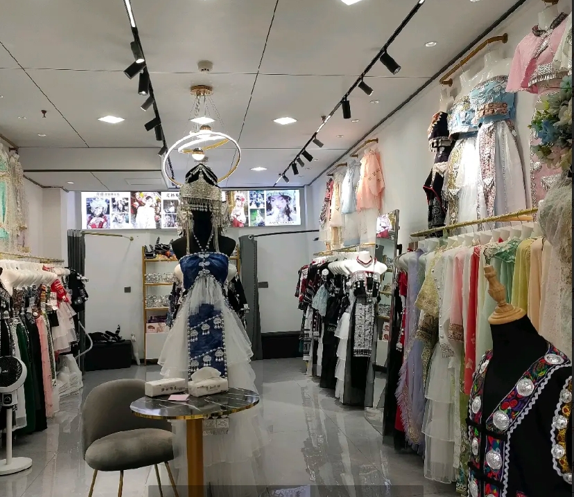 (转让)乌江寨商业街苗服店转让房租9个月服装100+套接店即可营业
