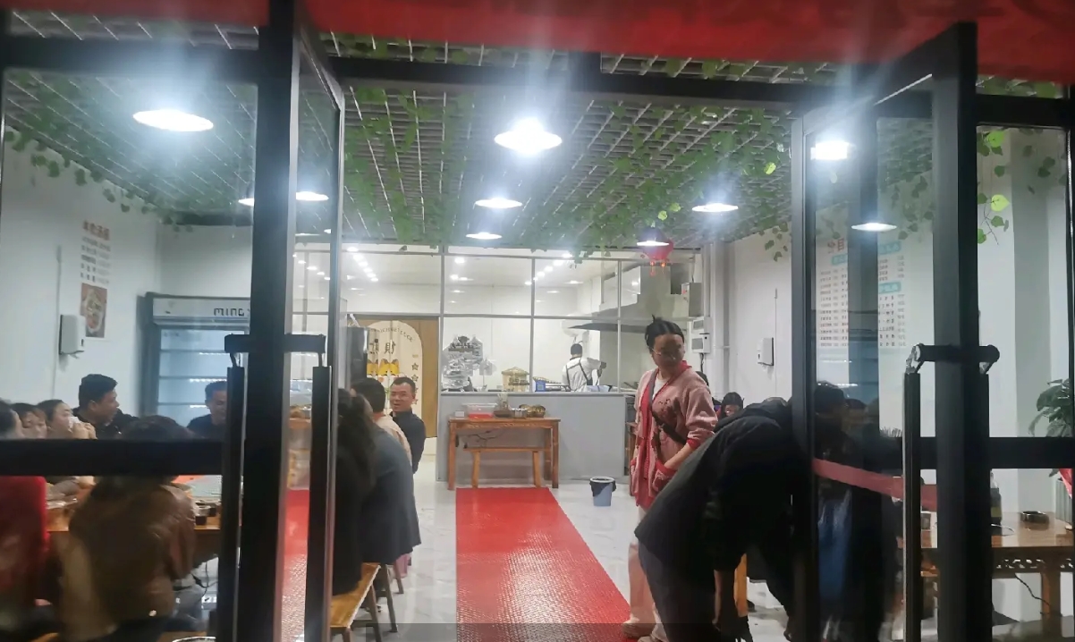 (转让)本店经营特色羊肉汤锅、粉、米皮，店内设有快餐，转手即可经营。